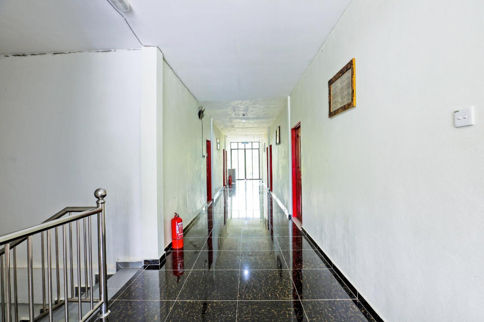 Oyo 89933 Nun Hotel Jeli Экстерьер фото